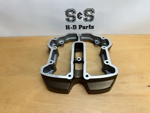 CUBIERTA BALANCÍN INFERIOR Original Harley-Davidson Milwaukee Eight 25701601 (25701250) - Imagen 1 de 4