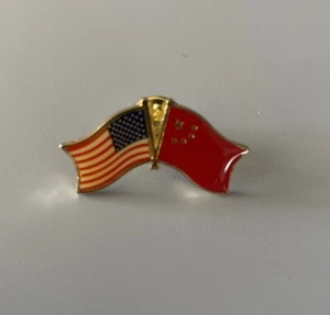 USA - CHINA FRIENDSHIP CROSSED FLAGS LAPEL PINS - Picture 1 of 4