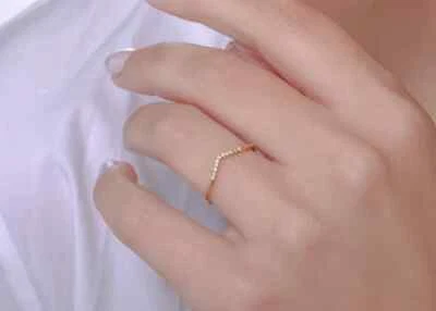 Delicado anillo Chevron de diamantes de plata de ley 925 anillo apilable mejor amigo regalo Foto 1 de 3