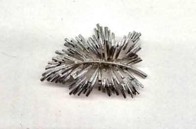 Broche de joias fantasia broche pena folha tom prata - Imagem 1 de 4