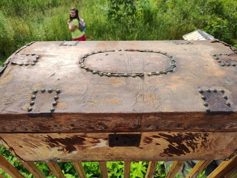 🐄1800's HIDE COVERED 24" x 12" CHEST/TRUNK LOTS OF CHARACTER SHIPS FREE 😃 Cover