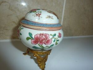 19TH CENTURY CHINESE 6.5CM PINK/RED FLOWER IN BASKET POT &COVER WITH ORMOLU BASE