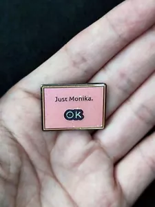 Brillo! Just Monika OK - Doki Doki Literature Club Metal Esmalte Pin Insignia 1.1" - Imagen 1 de 1