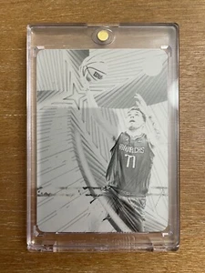 2021-22 PANINI ILLUSIONS LUKA DONCIC BRILLING STARS #9 TARGA STAMPA NERA 1/1 - Foto 1 di 11