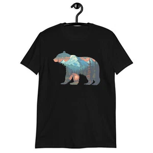 Camiseta unisex Wilderness Dreams: Adventure Within the Night Bear camping senderismo - Imagen 1 de 6