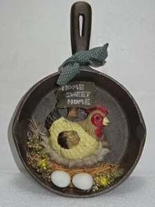 Wandornament in Form einer gusseisernen Bratpfanne und Huhn. Home Sw - Bild 1 von 8