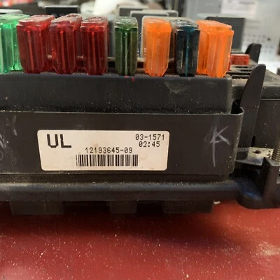 Chevrolet Silverado Suburban Tahoe 1999-2002 caja de fusibles unión OEM 12193645-09 Foto 1 de 4