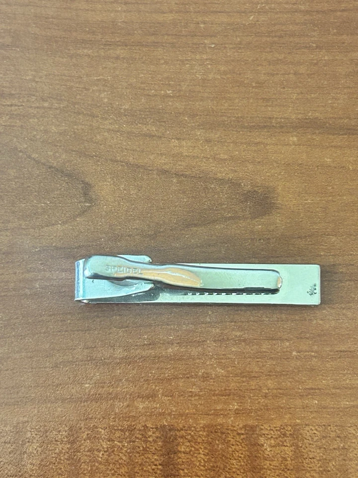 Clip de corbata Speidel vintage - tono plata con incrustación de esmalte negro. Foto 1 de 3