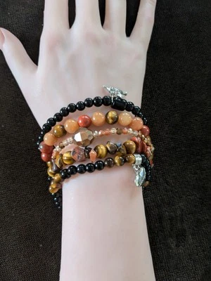 Cinco pulseras apilables colores de cortesía Foto 1 de 4