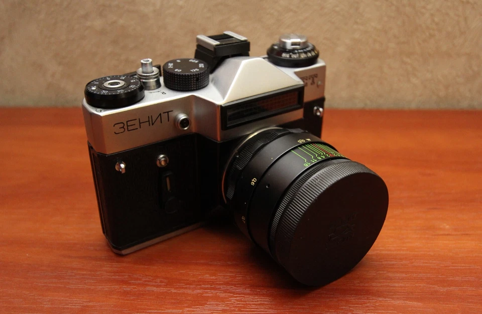 VINTAGE USSR CAMERA ZENIT + HELIOS PORTRAIT LENS 44-2 F/2+ DSLR ADAPTER Canon EF - Image 1 of 4