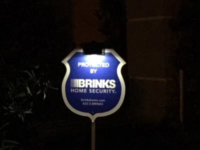 BRINKS ADT MONI VIVINT **NEW** BRINKS REFLECTIVE SECURITY YARD SIGN + 4 2-Sided Decals + SOLAR LIGHT