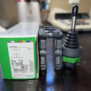 JOYSTICK               XD5PA24    4 POSITION SPRING TRURN SCHNEIDER - Picture 1 of 2