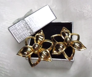 Vtg Estate Jewelry ~ SARAH COVENTRY Goldtone FLOWER Clip On Earrings 1" - Picture 1 of 6