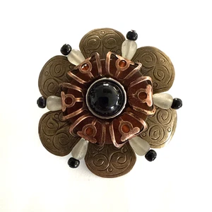 Broche artesanal vintage de metal mezclado John Michael Richardson - Imagen 1 de 6