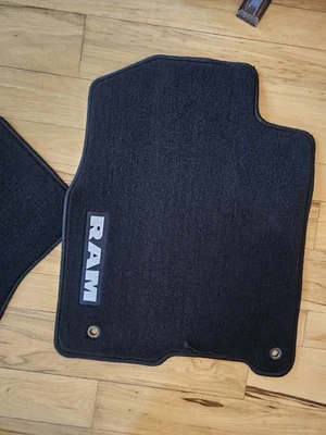 2013-18 Ram 2500 3500 Mega Cab 地垫地毯黑色 — 第 1/4 张图片