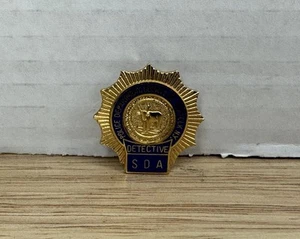 Vintage Suffolk County Detective SDA N.Y Mini Badge Pin Gold Shield - Picture 1 of 4