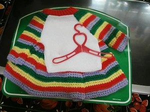 Vintage Baby Puppe Pullover Rock Hänger Farben weiß rot grün gelb blau NOC - Bild 1 von 7