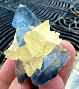 Celestino 225 CTS combinazione blu cielo con esemplare di calcite dall'Afghanistan - Foto 1 di 5