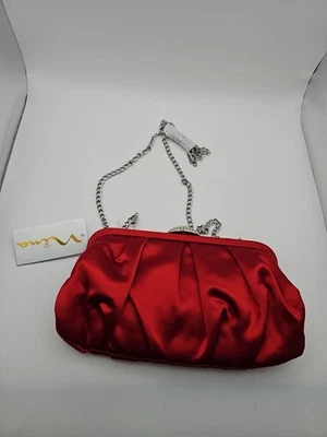 Bolso sin asas clásico de satén rojo para mujer Nina nuevo con etiquetas. ¡Perfecto para bodas! Reg $65 Foto 1 de 4