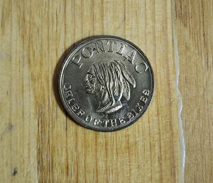 VINTAGE PONTIAC AUTO DEGLI ANNI SESSANTA METALLO GETTONE COIN PRODOTTO DI GENERAL MOTORS 1" - Foto 1 di 2