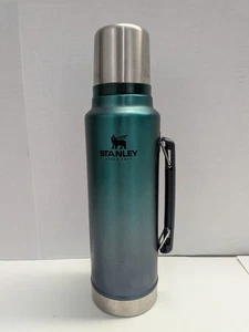 Botella de vacío Stanley Classic 1,5 cuartos de galón Forest Fade termo de acero inoxidable verde - Imagen 1 de 11