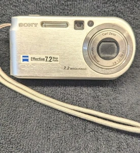 Sony Cyber Shot DSC-P200 7.2MP Digitalkamera - Silber mit Akku — GETESTET .ZEISS - Bild 1 von 9