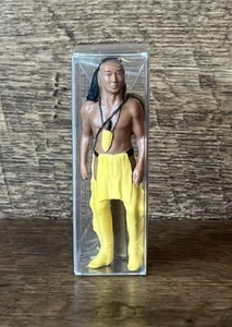 Figura de juguete de oso pequeño indio en el armario de 3" de colección con llave 1995 caja original - Imagen 1 de 5