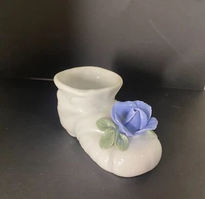 Zapato botín bebé vintage de porcelana blanco con flor azul - Imagen 1 de 9