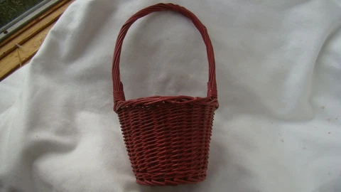 Wicker Basket with handle Primitive 9" Red Cover
