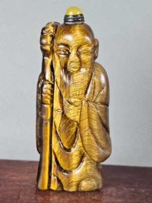 中国老人雕刻天然老虎石鼻烟瓶 — 第 1/4 张图片