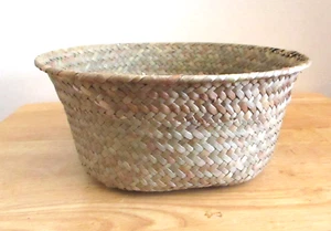 Cesto di paglia naturale intrecciato, rotondo, bordo in filo metallico, decorazione, pianta, fiori, frutta - Foto 1 di 7