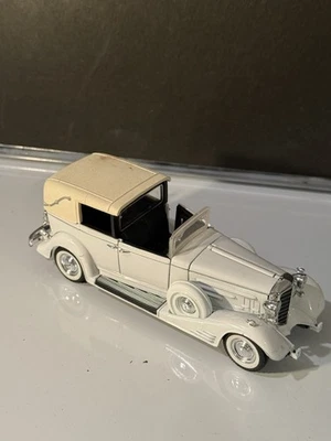 1933 Cadillac Town Car 1:32 Diecast by Signature Models #G - Image 1 of 4