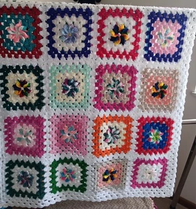 Vintage Decke gehäkelt bunt Granny Square weiß afghanische Handarbeit 3D Blumen - Bild 1 von 15
