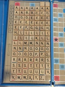 Ricambio piastrelle legno legno lettere DELUXE TRAVEL EDITION SCRABBLE SMALL TILES - Foto 1 di 1