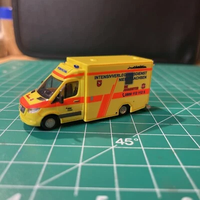 Ambulancia Mercedes Johanniter Sprinter escala HO 1:87 Rietze Foto 1 de 4