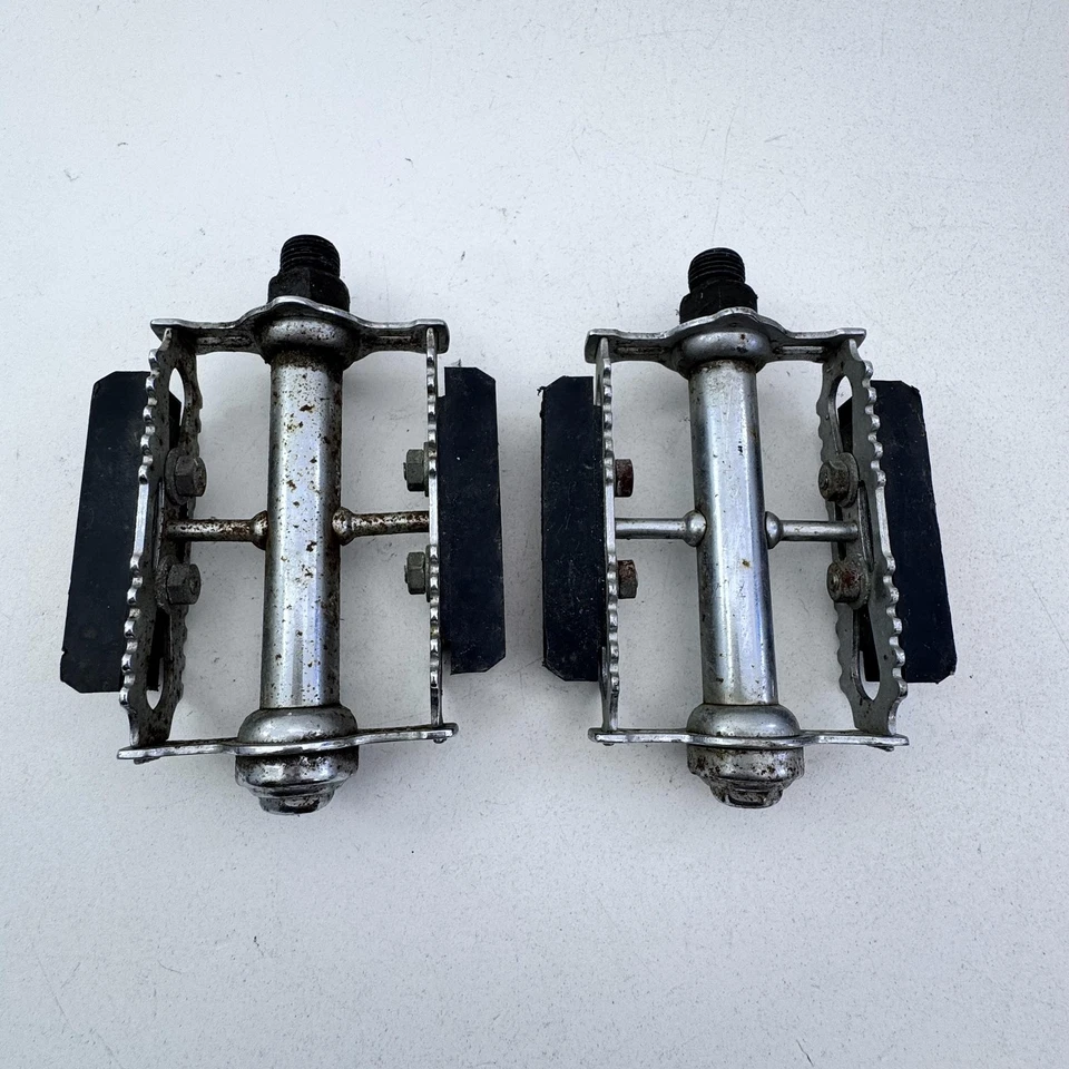 Vintage Rat Trap Platform Pedals 9/16 in Bicycle England Amber Reflectors A47 - Image 1 of 4