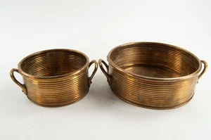 Juego de macetas redondas de latón macizo con asas hechas a mano en la India - Imagen 1 de 7
