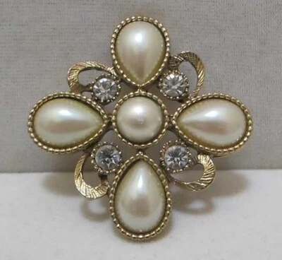 Broche de perlas y pedrería de imitación tono dorado marca 1928 estilizado en forma de cruz Foto 1 de 4