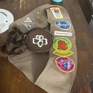 GIRL SCOUT Brownie Canvas Purse ~EUC Adjustable Strap, 5 Pins, Sash w/ 8 Patches - Picture 1 of 8