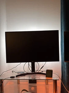 LG 32UK550 32" 4K UHD VA Gaming Monitor + The MediaLight Eclipse 6500K Excellent - Picture 1 of 10