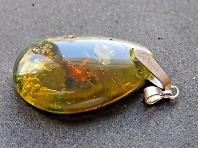 Ciondolo in argento e ambra naturale parzialmente lucidato, bellissimi intarsi - Immagine 1 di 4