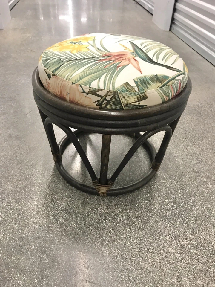 Otomana de bambú vintage. Foto 1 de 4