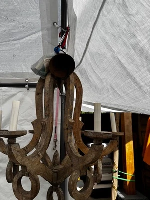 Araña de madera esculpida elegante French Country de 6 luces Foto 1 de 4