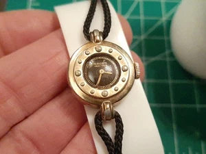 Vintage Gruen Veri dünne 10K GF runde Damenuhr, schwarzes Zifferblatt, schwarzes Band - Bild 1 von 11