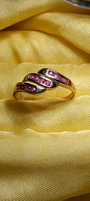 Anillo 10k YG con rubíes talla 8,75 Foto 1 de 4