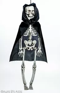 Esqueleto colgante de plástico de 15" de alto con capa con capucha utilería de Halloween - Imagen 1 de 3