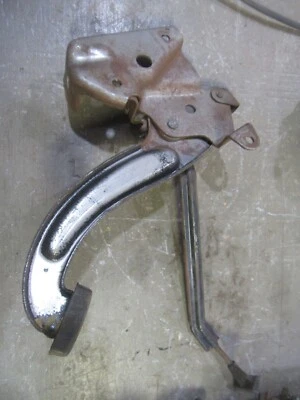 Ford Fairlane Custom 300 1959 coche interior freno de estacionamiento pedal base de montaje Foto 1 de 2