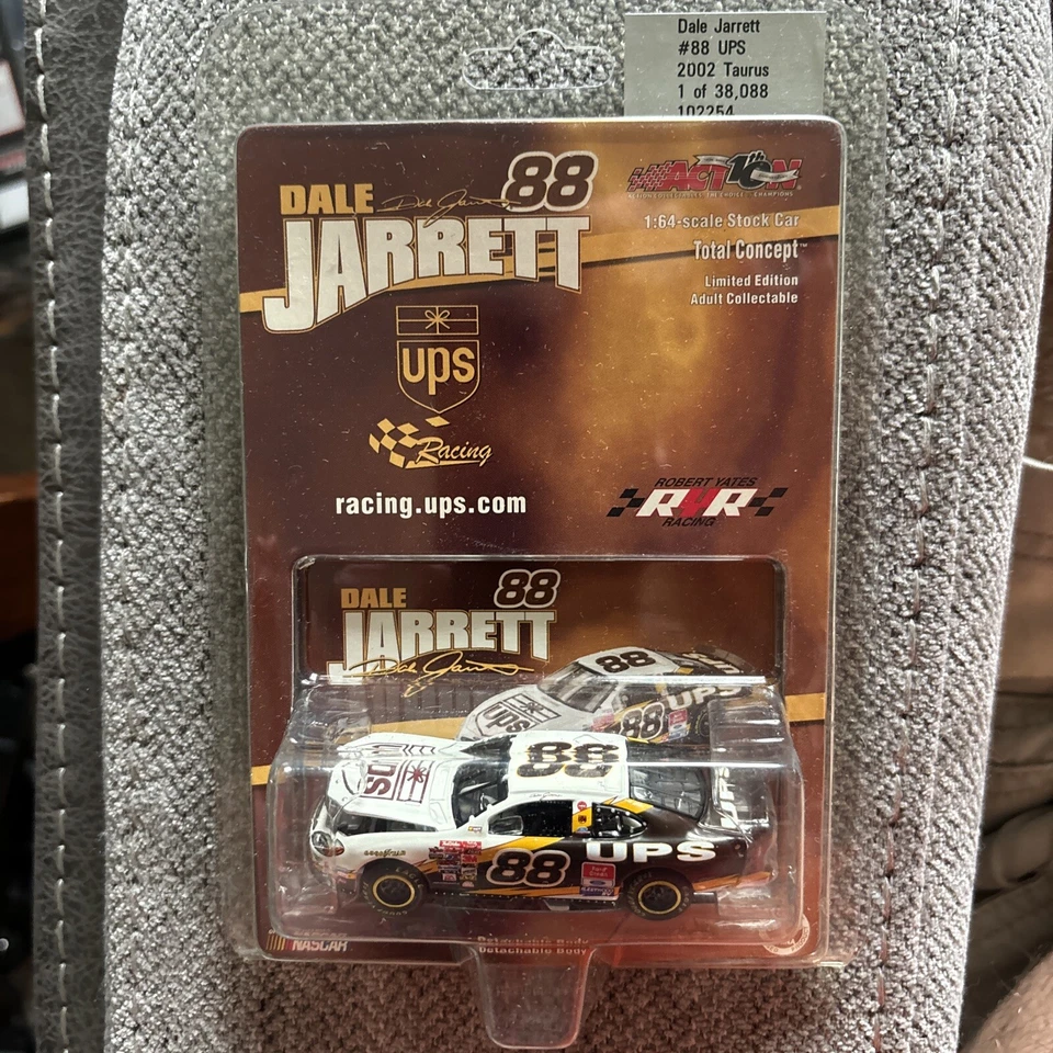 Coche de carreras Dale Jarrett UPS NASCAR #88 2002 escala 1:64 Foto 1 de 1