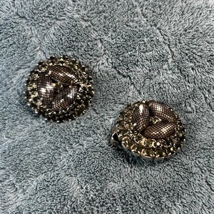 Vintage Strass Ohrclips, schwarz & rauchgrau mit Netz Mesh Overlay - Bild 1 von 7