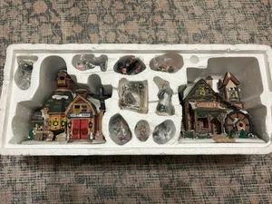 Keramik Weihnachtsdorf Schrotmühle Molkerei Scheune & Figuren ohne Beleuchtung - Bild 1 von 8